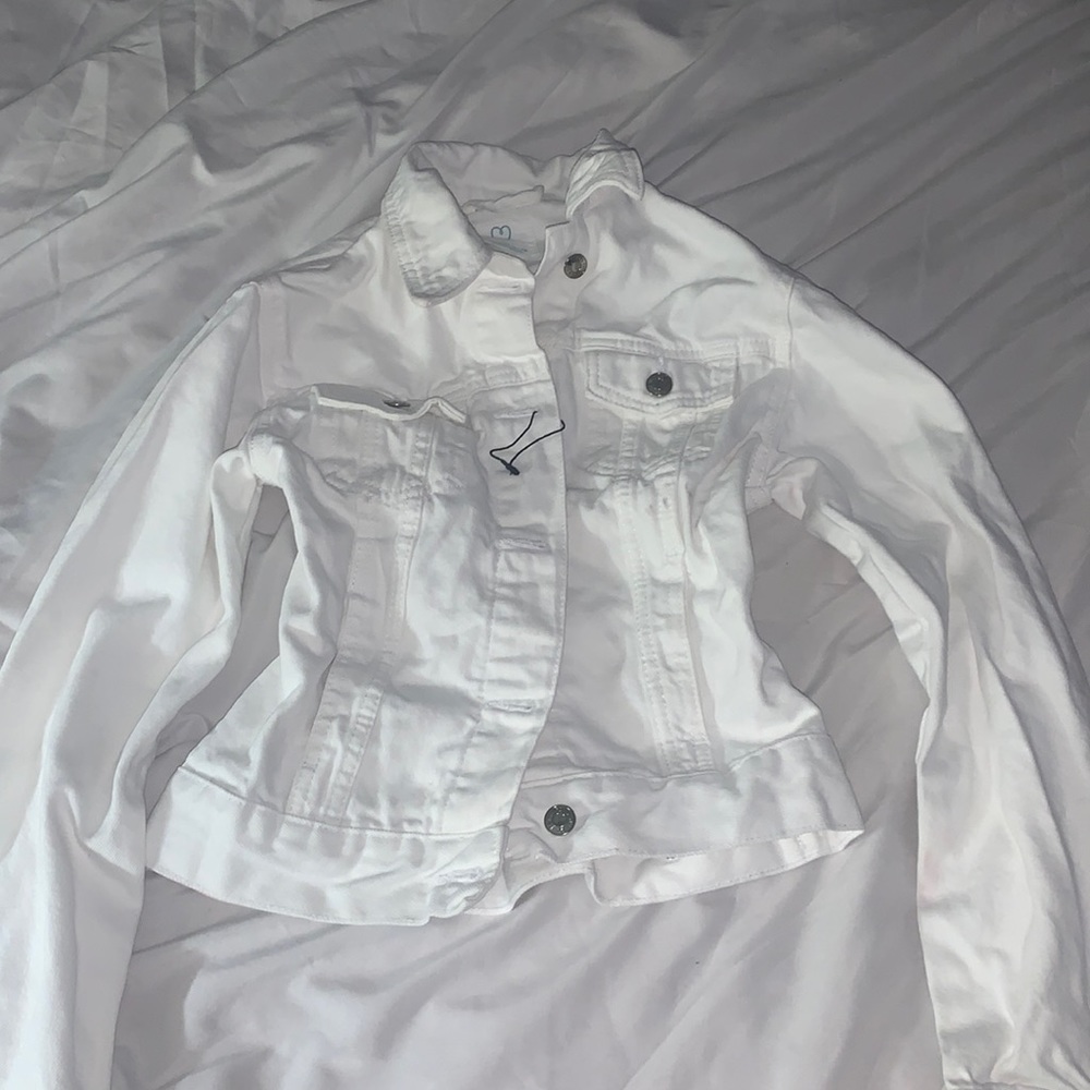 Like NEW on sale, clean white Jean jacket ready for fall or winter.